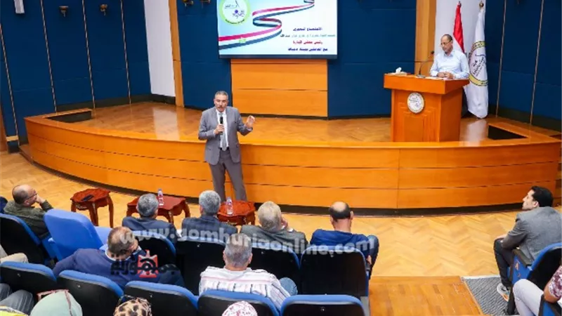 رئيس هيئة ميناء دمياط يشكر العاملين لجهودهم لرفع معدلات الإنتاج