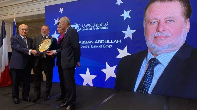 حسن عبدالله يتسلم جائزة محافظ العام 2025 من اتحاد المصارف العربية