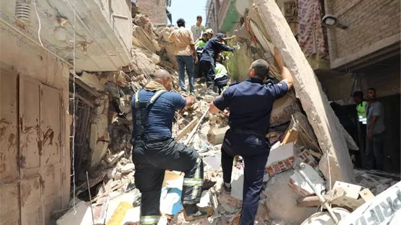 استخراج ١٣ ناجيا ومصرع اثنين فى حادث انهيار عقارين بحدائق القبة