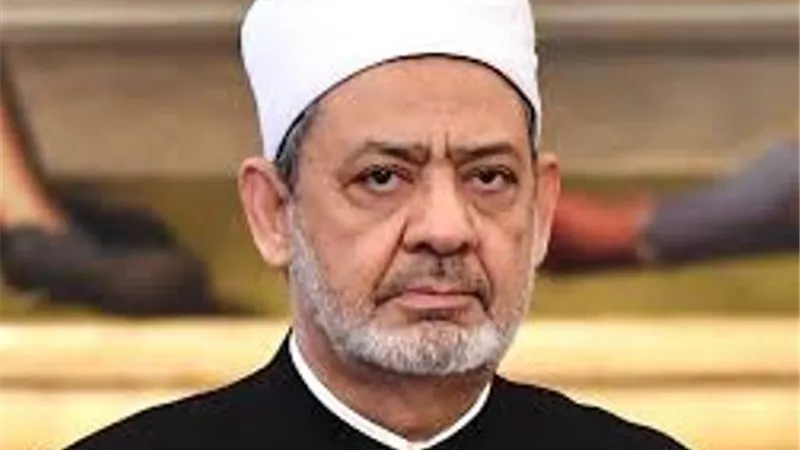 مغردا بالفارسية لأول مرة .. الإمام الأكبر يدين العدوان على إيران