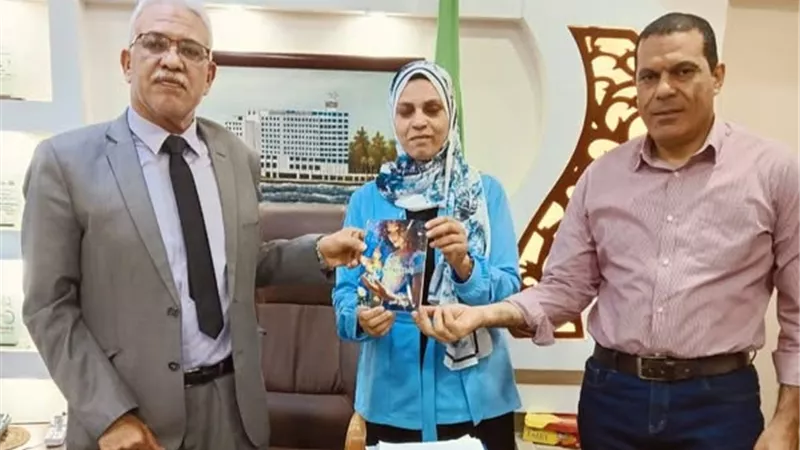 معلمة بالإسماعيلية طورت التعليم الإبداعي بكتاب لأغاني الطفولة