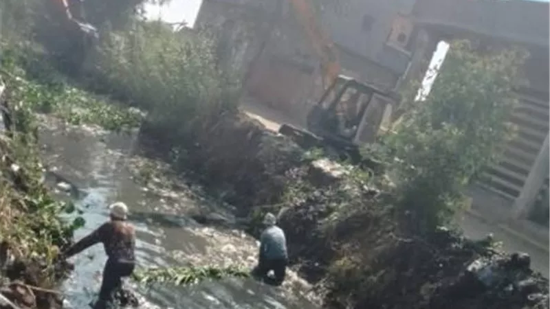 الوحدات المحلية تواصل جهودها لتطهير الترع والمصارف بقرى دمياط