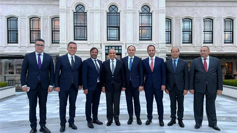 وزير الخارجية يلتقي بمجموعة من رجال الأعمال الأتراك