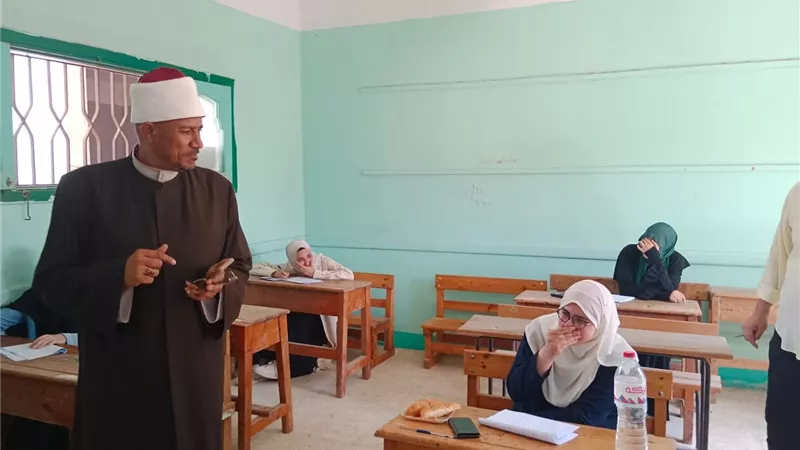 رئيس المنطقة الأزهرية بكفرالشيخ يطمئن الطلاب على الفيزياء