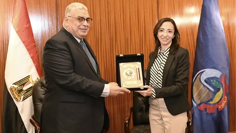محافظ البحيرة تكرم رئيس مجلس الدولة خلال افتتاح فرع ثوثيق محاكم