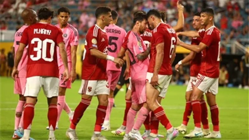 بديل معلول.. نادِ أوروبي يزاحم الأهلي على ضم ظهير دينامو بوخارست