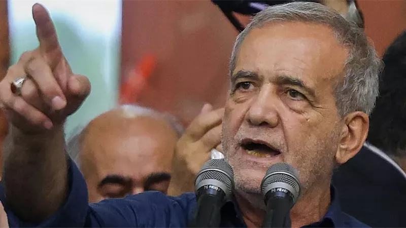 الرئيس الإيراني يزور مبنى هيئة الإذاعة والتلفزيون بعد تعرضه للقصف