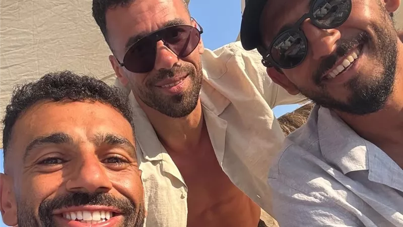 شاهد.. محمد صلاح رفقة عبدالله السعيد وحجازي أثناء الأجازة الصيفية
