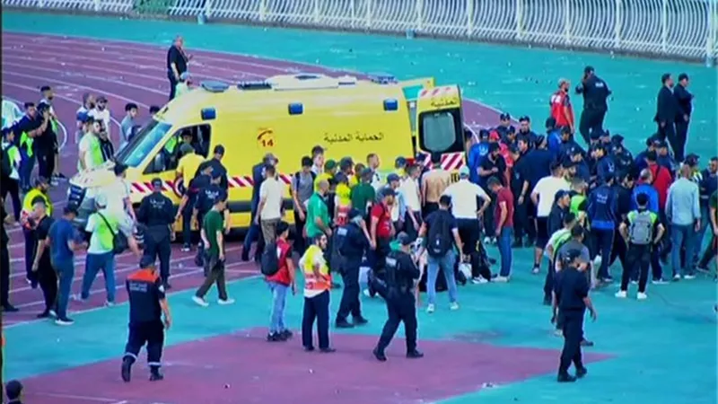 سقوط مشجعين من المدرجات خلال احتفالات مولودية الجزائر بلقب الدورى