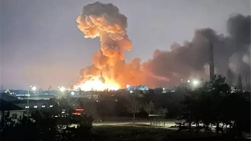 جيش الاحتلال يستهدف مستودعات مسيّرات ومستودع أسلحة في بندر عباس بإيران