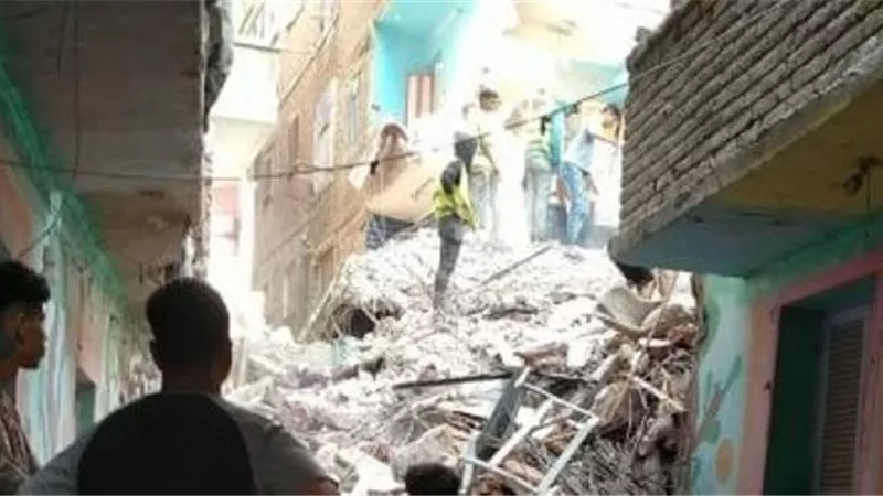 استخراج جثة سيدة وطفلها من أسفل انقاد عقار حدائق القبة المنهار