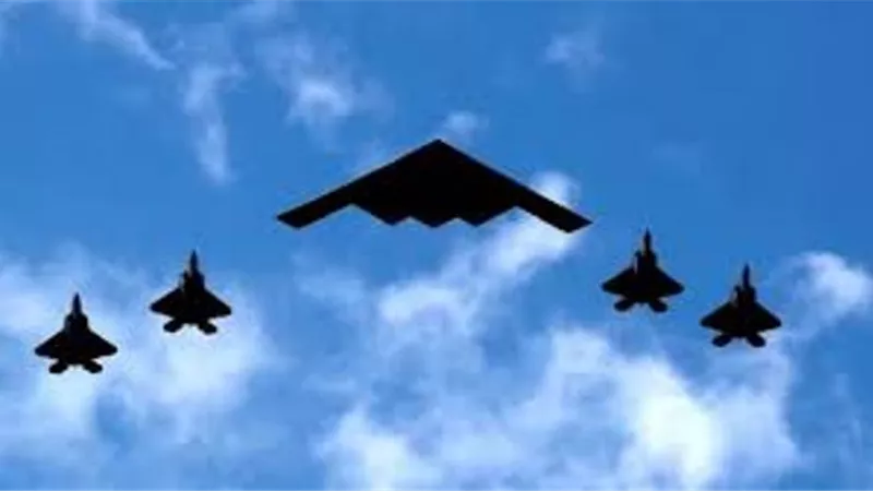 واشنطن بوست: قاذفات B-2 الأمريكية تعبر المحيط الهادئ بينما يدرس ترامب توجيه ضربات لإيران