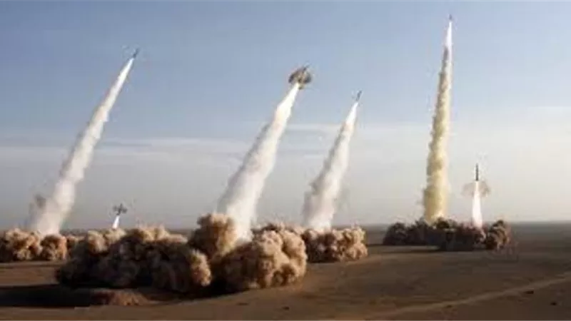 إعلام إسرائيلي: إيران أطلقت 40 صاروخًا دفعة واحدة