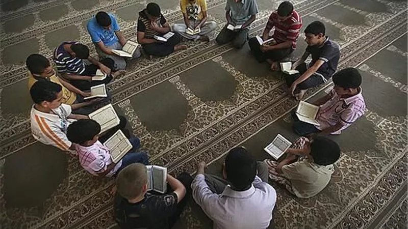 هل الذِّكر الجماعي بدعة؟..أمين الفتوى يُجيب