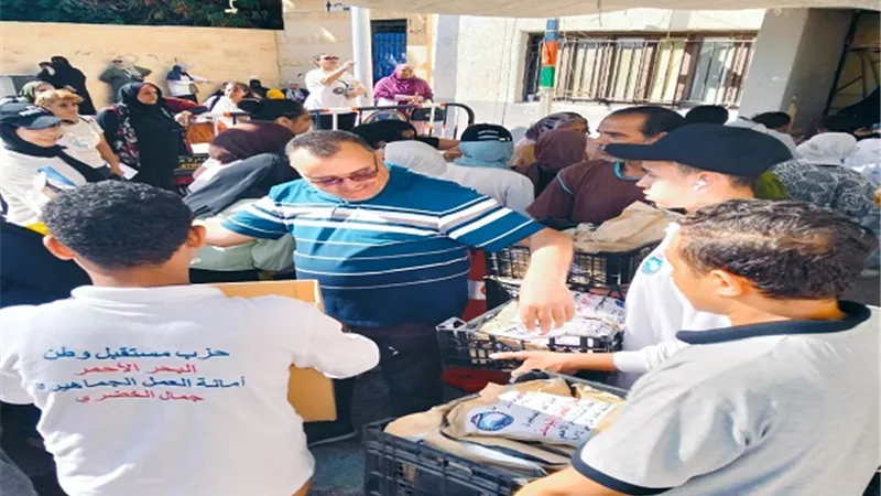 امانة العمل الجماهيرى بمستقبل وطن توزع عصائر ومرطبات