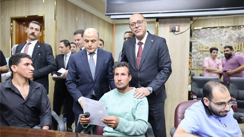 وزير العمل ومحافظ كفرالشيخ يسلّمان عقود عمل لذوي الهمم