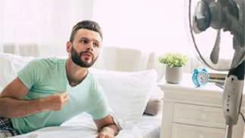 حيلة بسيطة تغنيك عن التكييف ..هكذا تستخدم المروحة بفعالية!