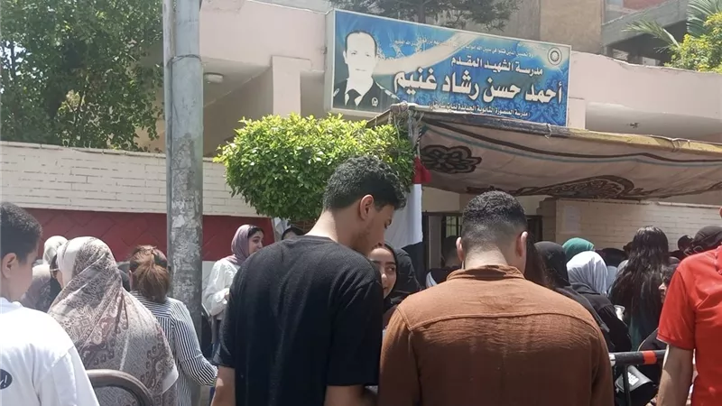 طلاب الثانوية العامة سعداء بالعربي