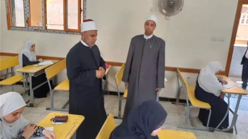 رئيس الإدارة المركزية يتفقد امتحانات الشهادة الثانوية الازهرية