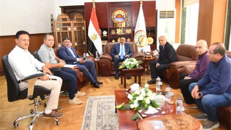بحث إقامة محطات وقود غاز للسيارات بمطروح