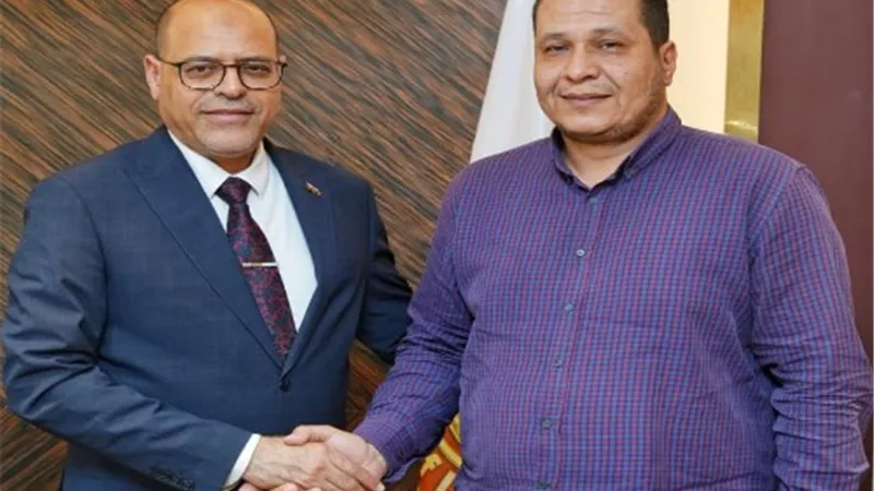 وزير العمل يُكرم موظفاً أعاد مبلغاً مالياً لمواطن وصل إليه بطريق الخطأ