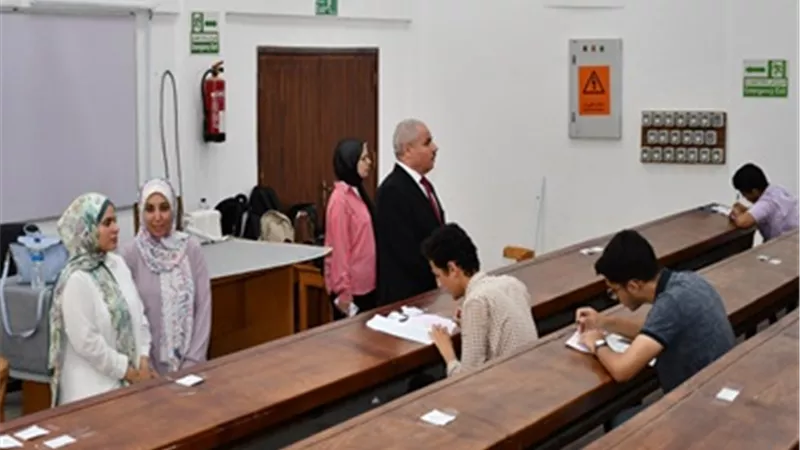 رئيس جامعة قناة السويس يتفقد سير امتحانات كلية طب الأسنان