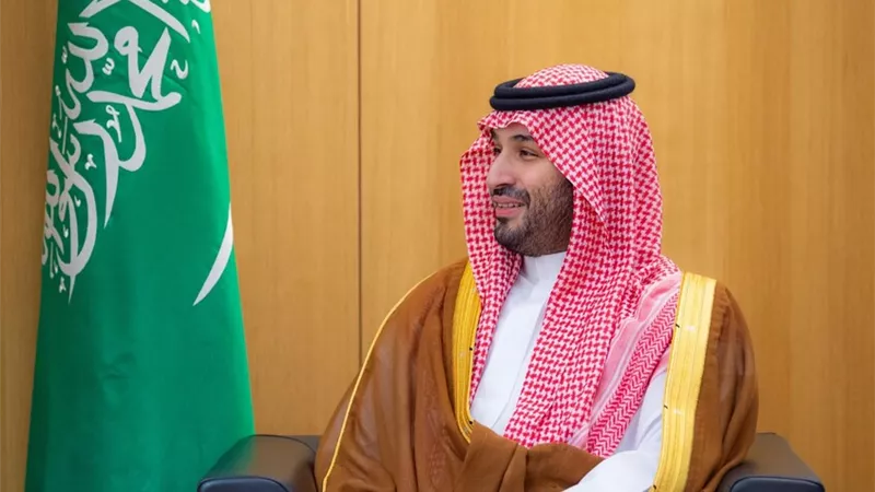 ولي العهد السعودي يتلقى اتصالا من ماكرون لبحث الاستهداف الأمريكي لإيران