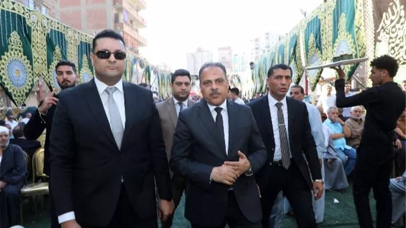 محافظ الشرقية يُؤدى العزاء فى وفاة نائب هيئة النيابة الإدارية