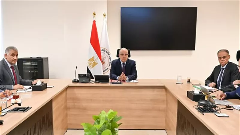 وزير الري يوجه باستمرار أعمال الصيانة الجارية لمحطات الرفع