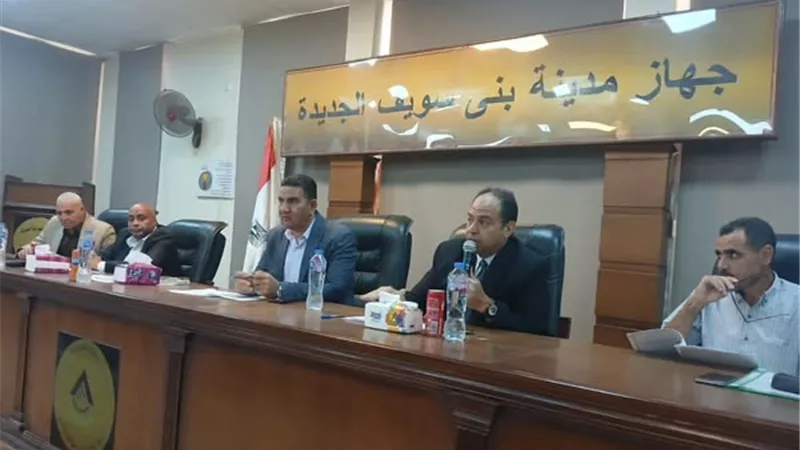 حملة لإزالة المخالفات وغلق محال تجارية تعمل بدون ترخيص ببني سويف