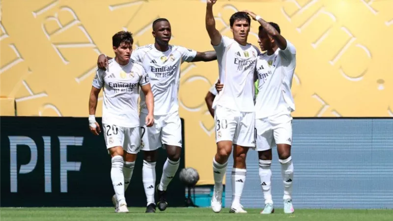 نجم ريال مدريد يتحدث عن مستقبله.. ويعلق على طرد أسينسيو