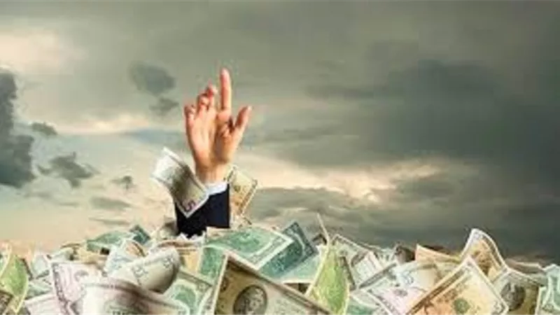 عند إنخفاض قيمة العملة.. كيف تُقضى الديون؟ ثلاثة آراء للعُلماء