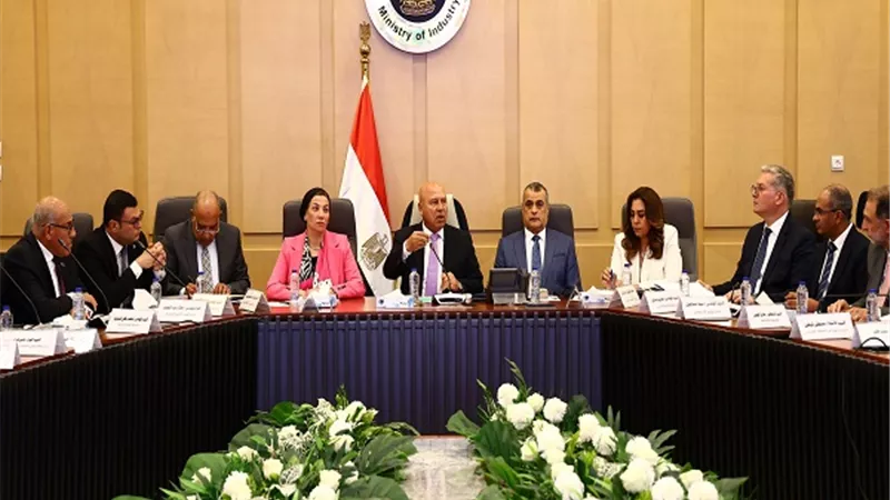في اجتماع حاسم.. الحكومة تسحب أراضي المصانع غير الجادة