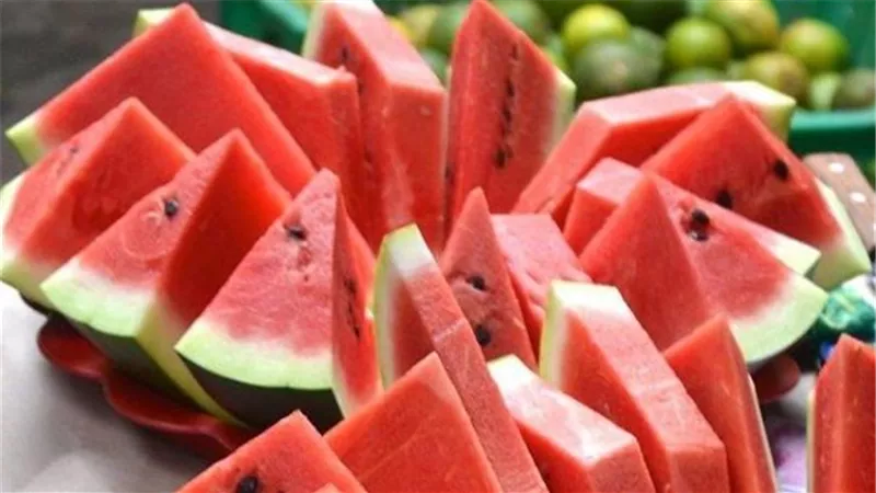 فوائد مذهلة لتناول البطيخ على معدة فارغة... جربها صباحًا