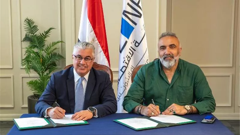 رئيس اقتصادية قناة السويس يوقع عقد مشروع جديد مع 