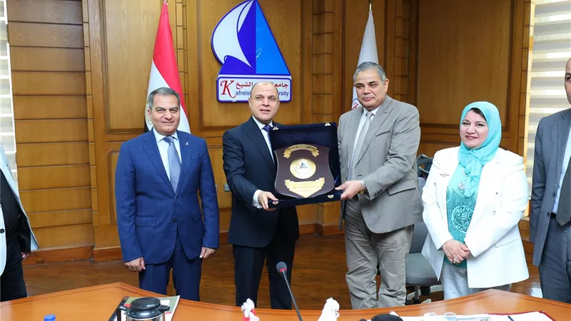 عبد المعطى يستعرض المشروعات التنموية على مجلس جامعة كفر الشيخ