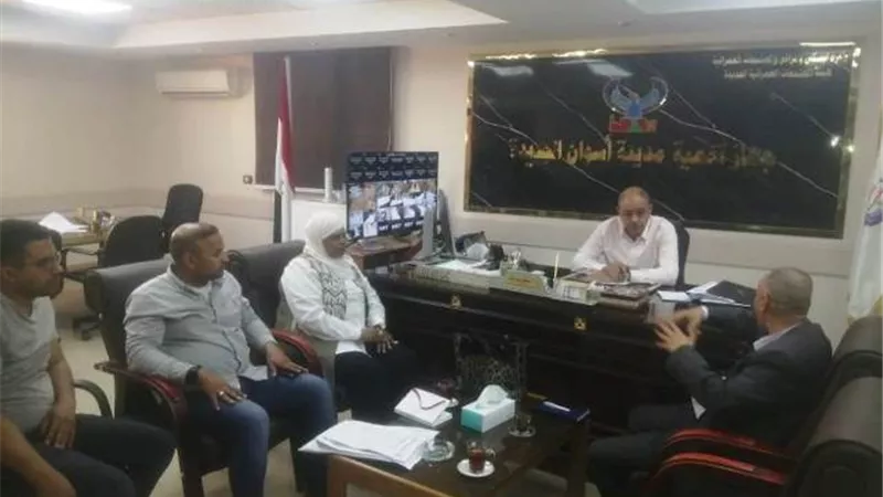 محافظ أسوان يتابع الجهودالمبذولة لندوات التوعية لاستهلاك الكهرباء