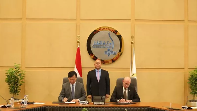 الوزير يشهد توقيع عقد بناء سفينتين صب جاف عملاقتين من طراز KAMSAR MAX