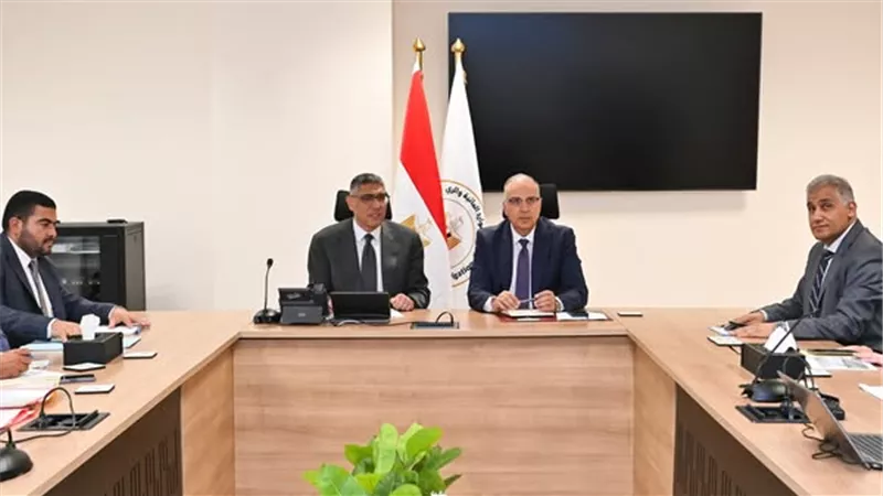 وزير الري يبحث مع محافظ الجيزة حالة المنظومة المائية وملفات التعاون المشتركة
