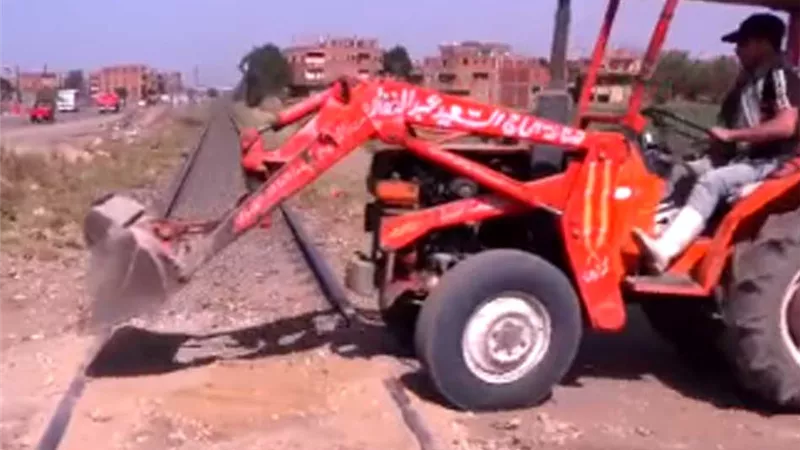 النقل تناشد المواطنين بعدم إقامة معابر غير شرعية على القضبان