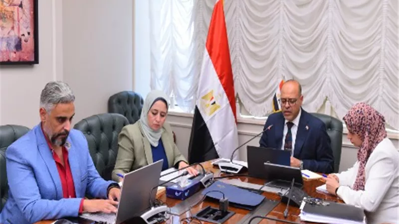 وزير العمل يوجه مكاتب التمثيل بالخارج بتوفير فرص عمل للشباب