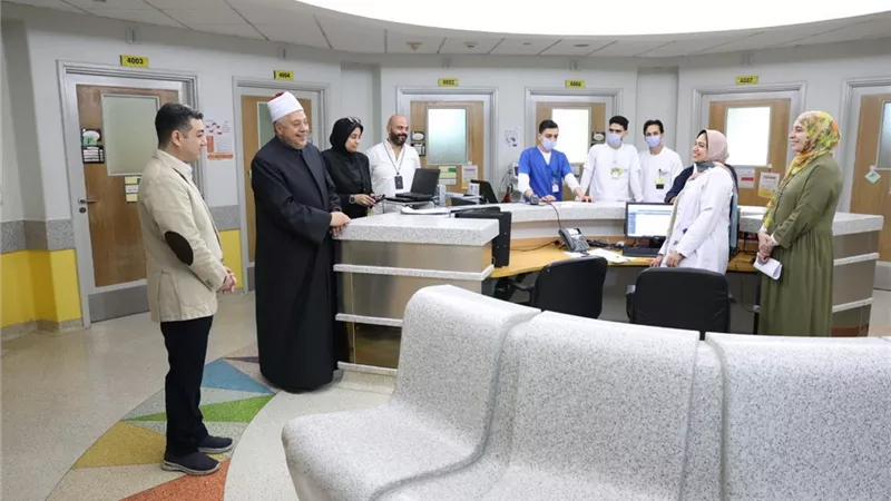 الشيخ أيمن عبد الغني يزور طلاب الثانوية بمستشفى57357ومعهد الأورام