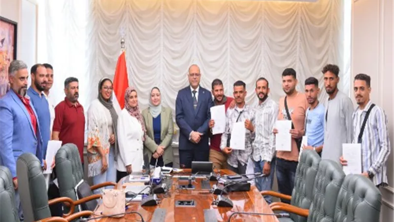 براتب 300 دينار.. وزير العمل يُسلم عقود عمل لعمال مصريين للعمل بالأردن