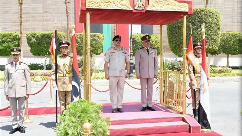 الفريق أحمد خليفة رئيس الأركان يلتقى رئيس أركان القوات البرية بالجيش الليبى