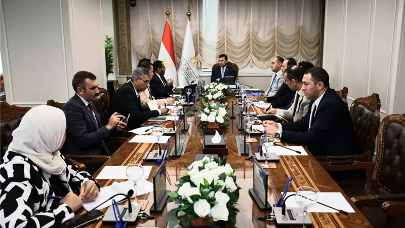 وزير الشباب يبحث مستجدات ربط أنشطة اللياقة البدنية ببيانات الصحة