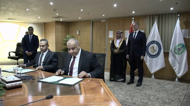 وزير البترول يشهد توقيع اتفاقية لإجراء مسح سيزمي بجنوب الصحراء الغربية