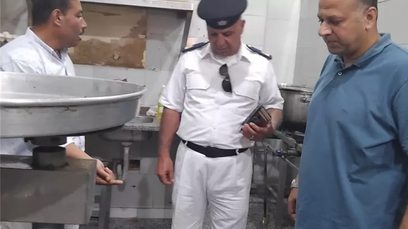 غلق فوري لأحد أماكن تجهيزالأغذية بمطروح لعدم التزامها بالاشتراطات