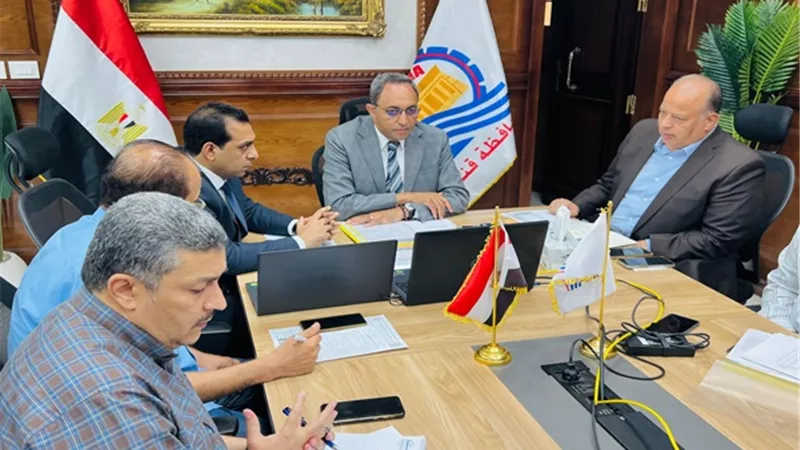 محافظ قنا يتابع ملفات التقنين والتصالح والمتغيرات