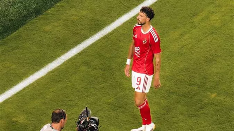 عقليته نموذج .. شاهد أحمد يماني يتغنى بـ وسام أبو علي هداف الأهلي