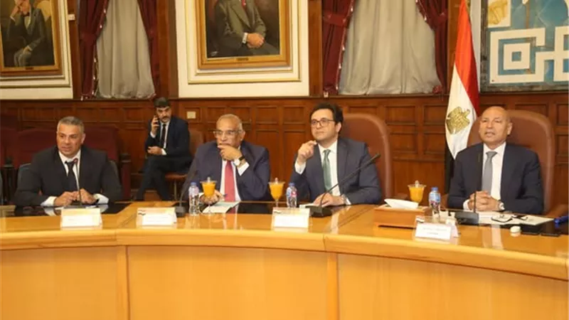 هنو يبحث استعادة مكانة العاصمة الثقافية وسبل إحياء منطقة المسارح